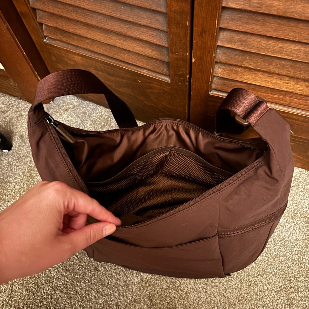 lululemon slouchy sling bag - Picture 3 of 4